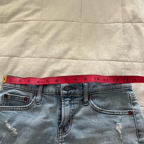 gap, 90s, mid waisted shorts decent condition, no signs of imperfections - Picture 2 of 4